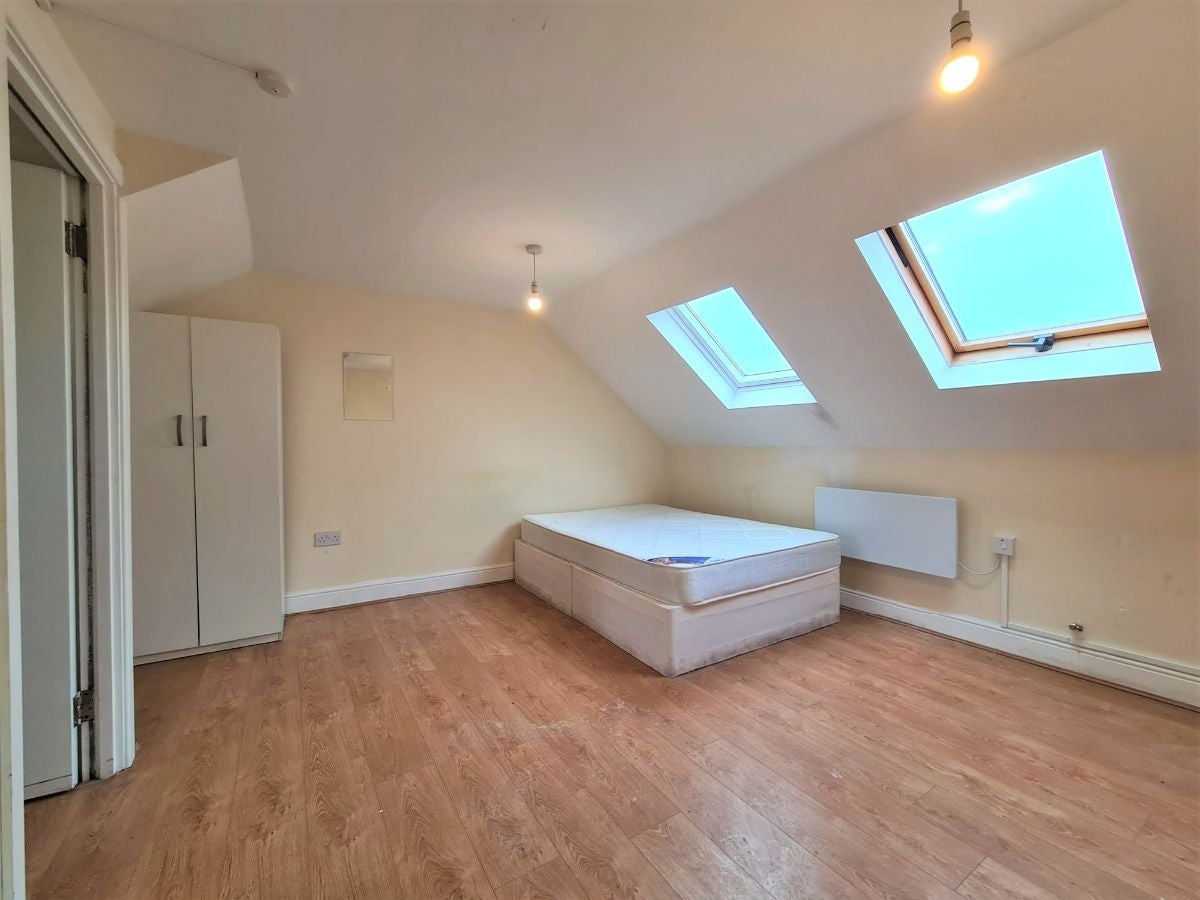 Flat Highfield Avenue in Greater London