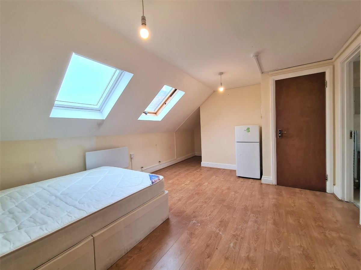 Flat Highfield Avenue in Greater London