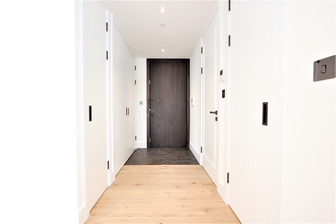 Flat Trenchold Street in Greater London