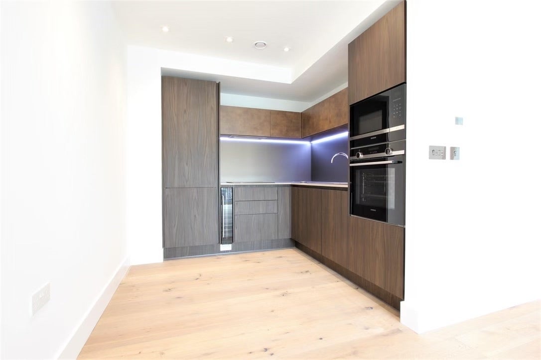 Flat Trenchold Street in Greater London