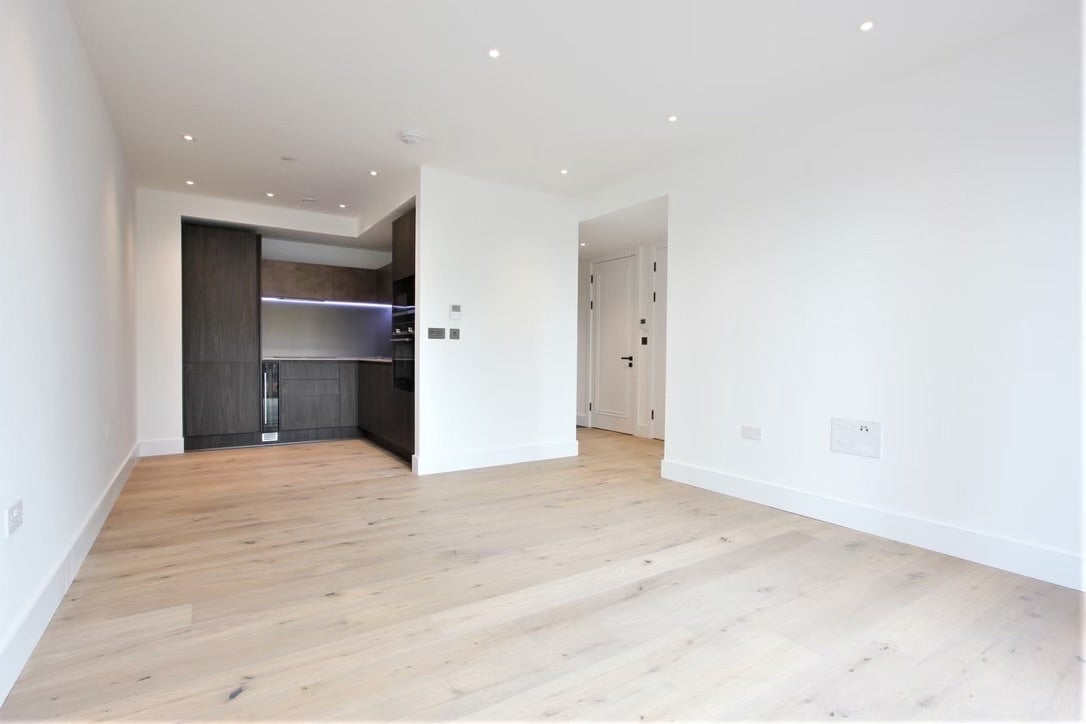 Flat Trenchold Street in Greater London