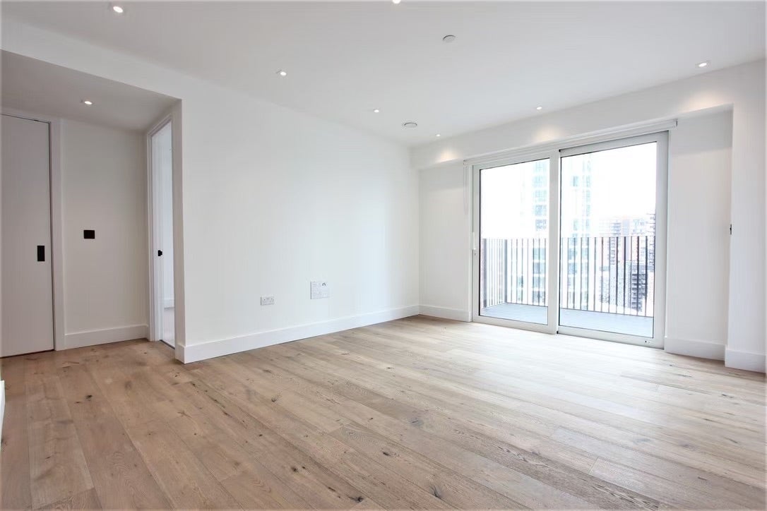 Flat Trenchold Street in Greater London