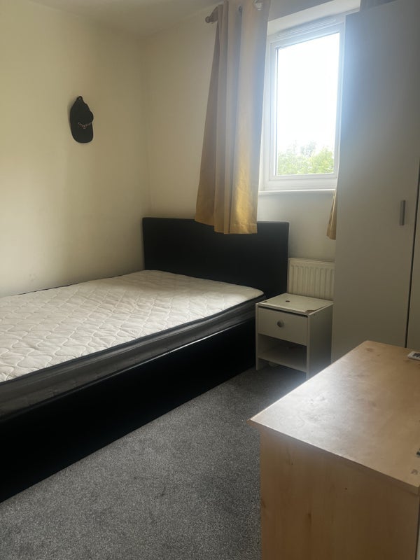 Room Northcote Avenue in Manchester