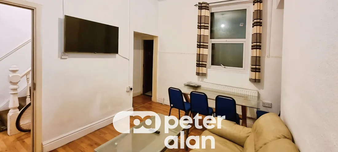 Room King Edward Road in Swansea
