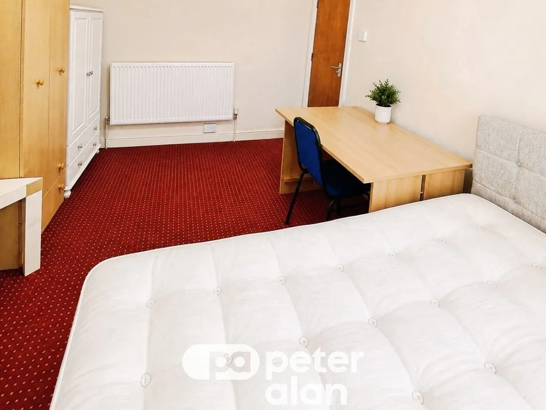 Room King Edward Road in Swansea