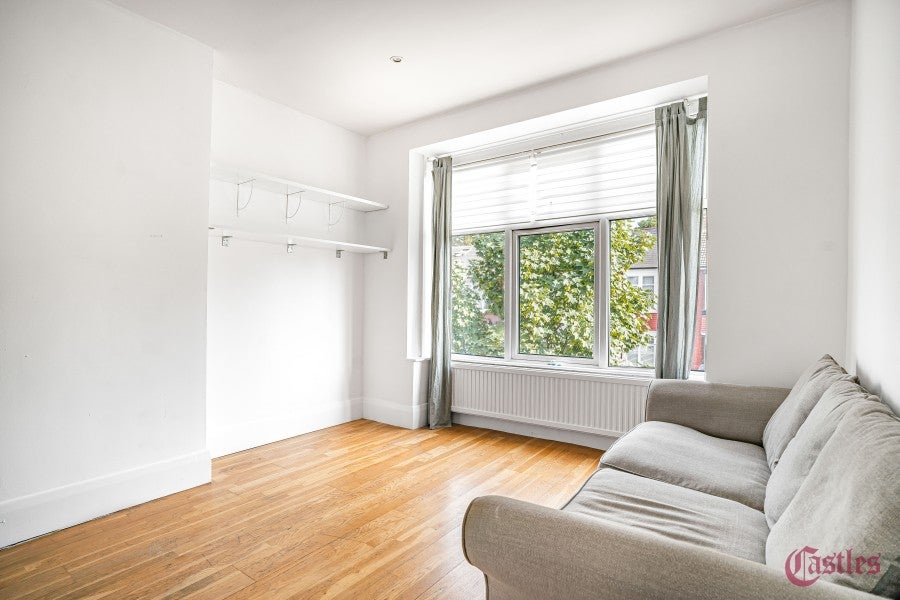 Flat Sidney Avenue in Greater London