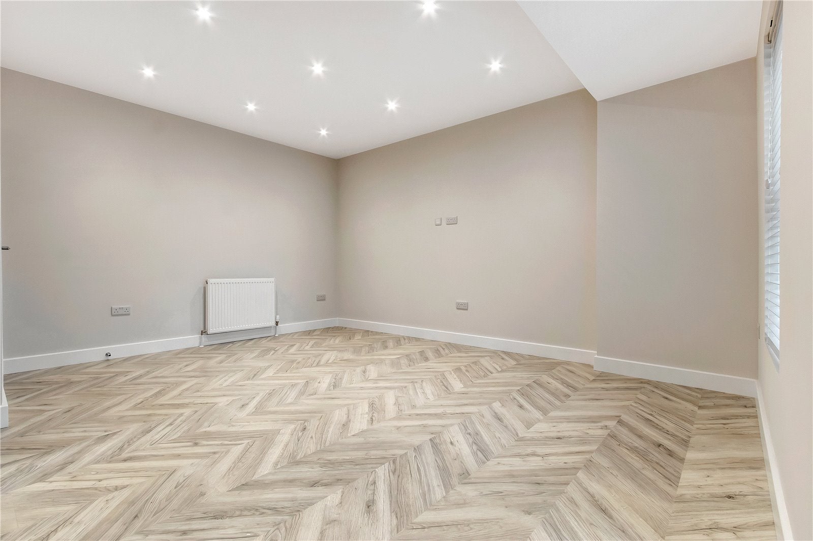 Flat Warwick Road in Greater London