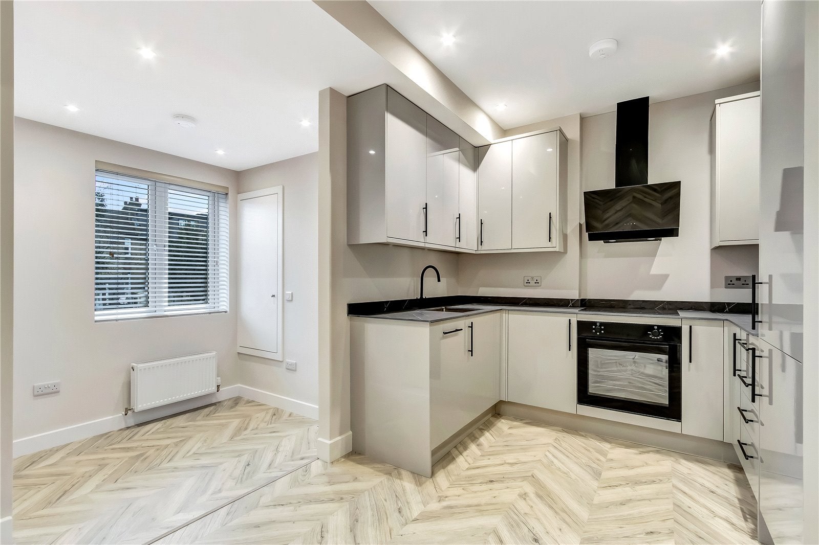 Flat Warwick Road in Greater London