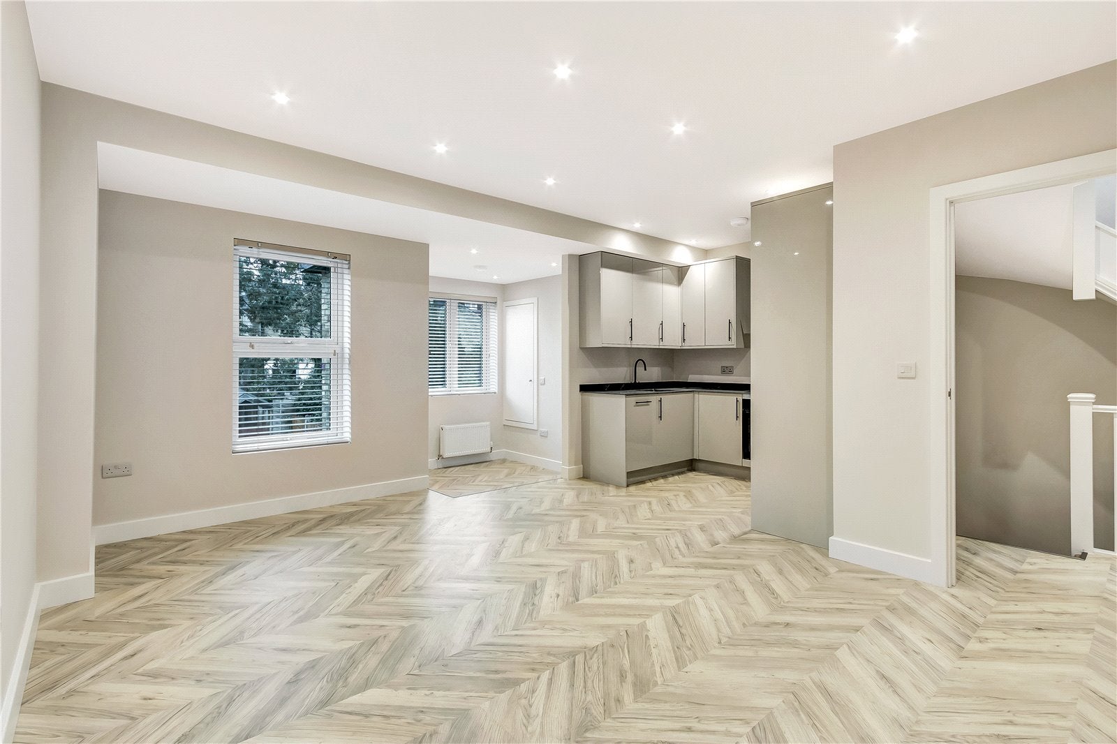 Flat Warwick Road in Greater London