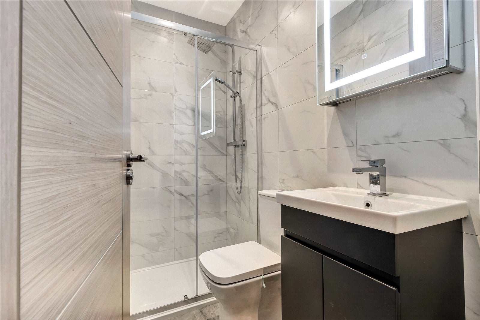 Flat Warwick Road in Greater London