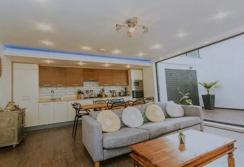 Room Fallow Court Avenue in Greater London