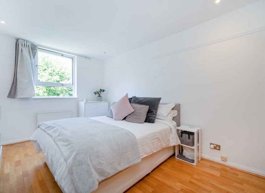 Flat Upper Park Road in Greater London