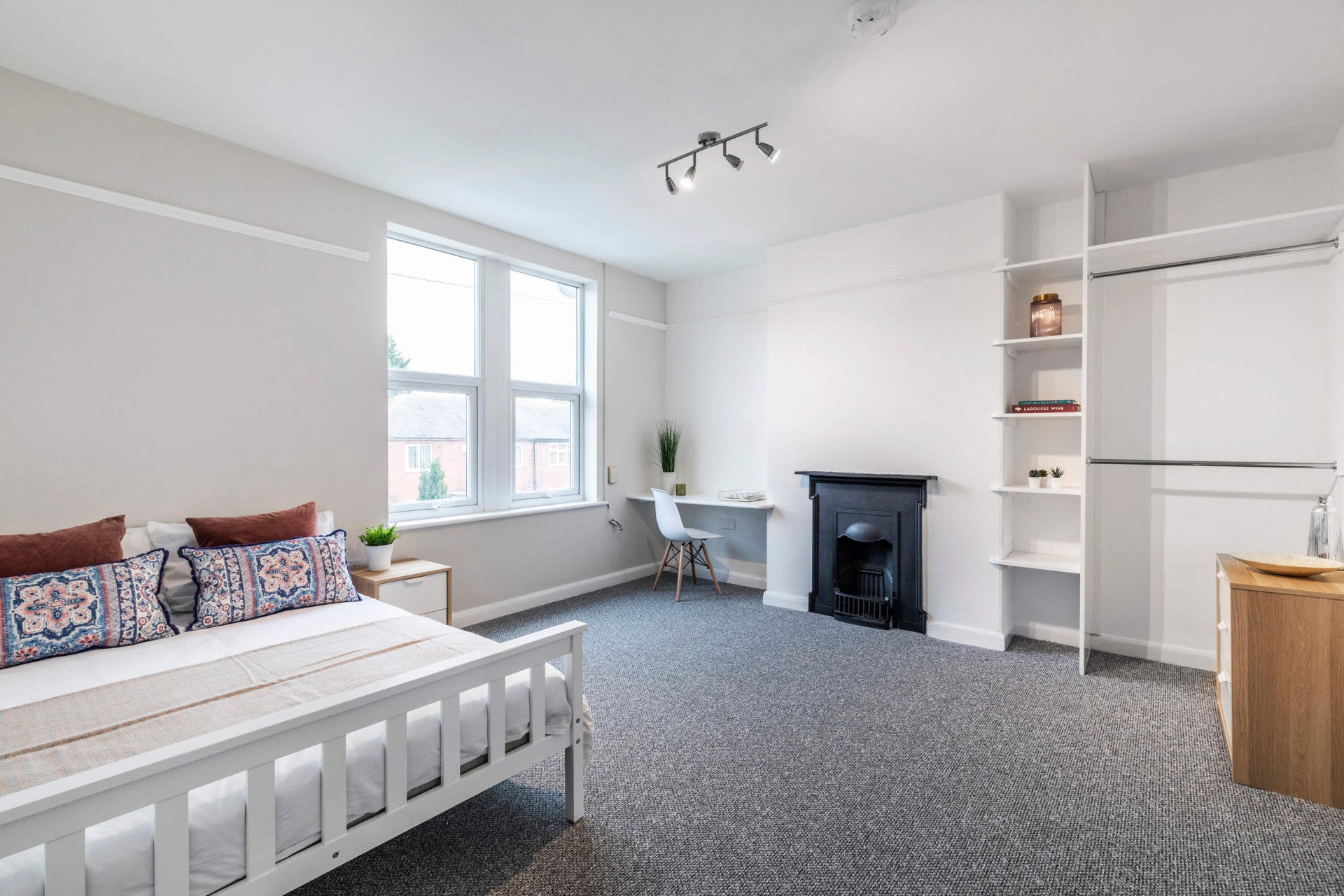 Room Ash Road in Leeds