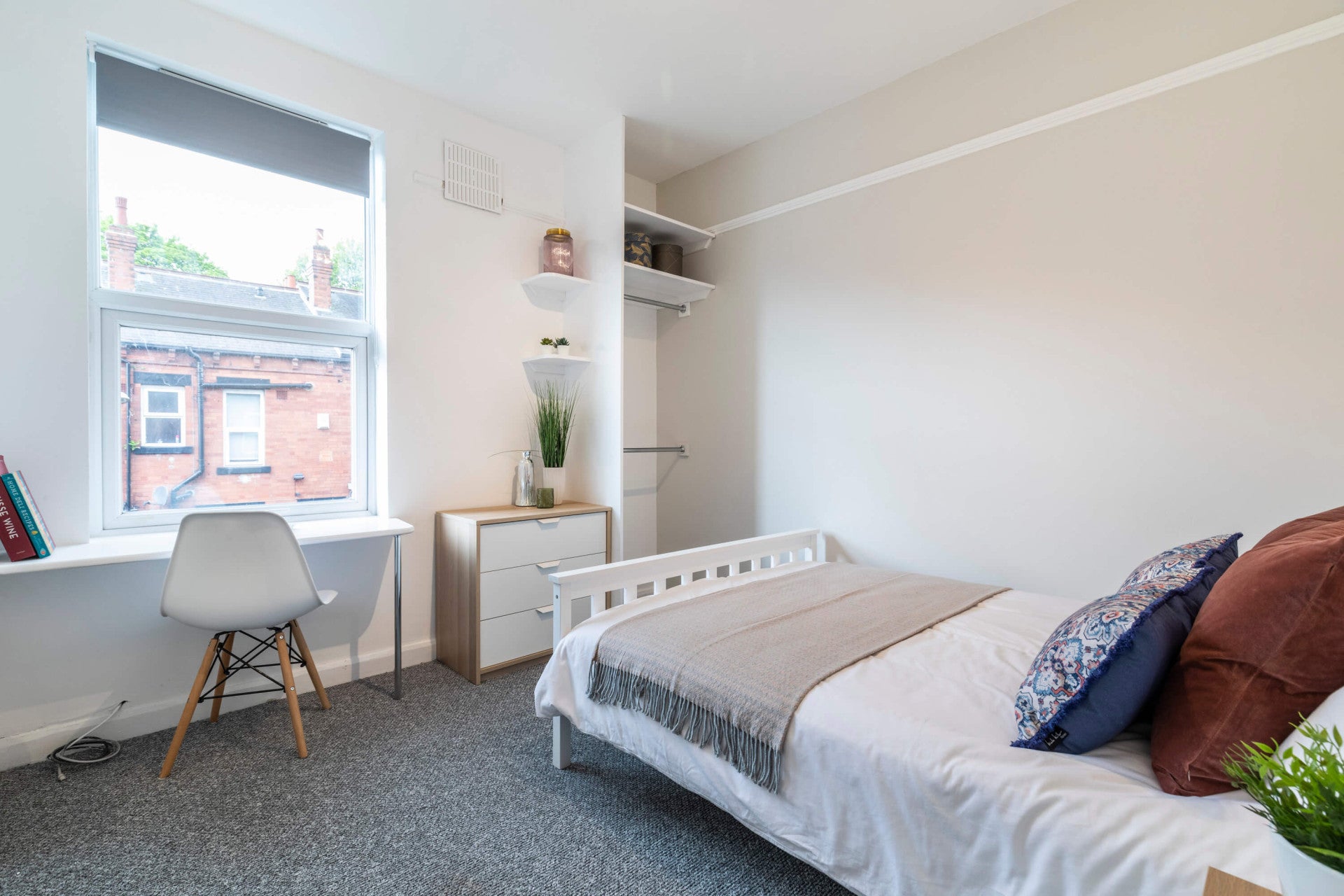 Room Ash Road in Leeds