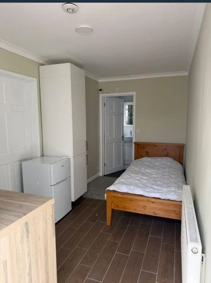 Room Highwood Gardens in Greater London