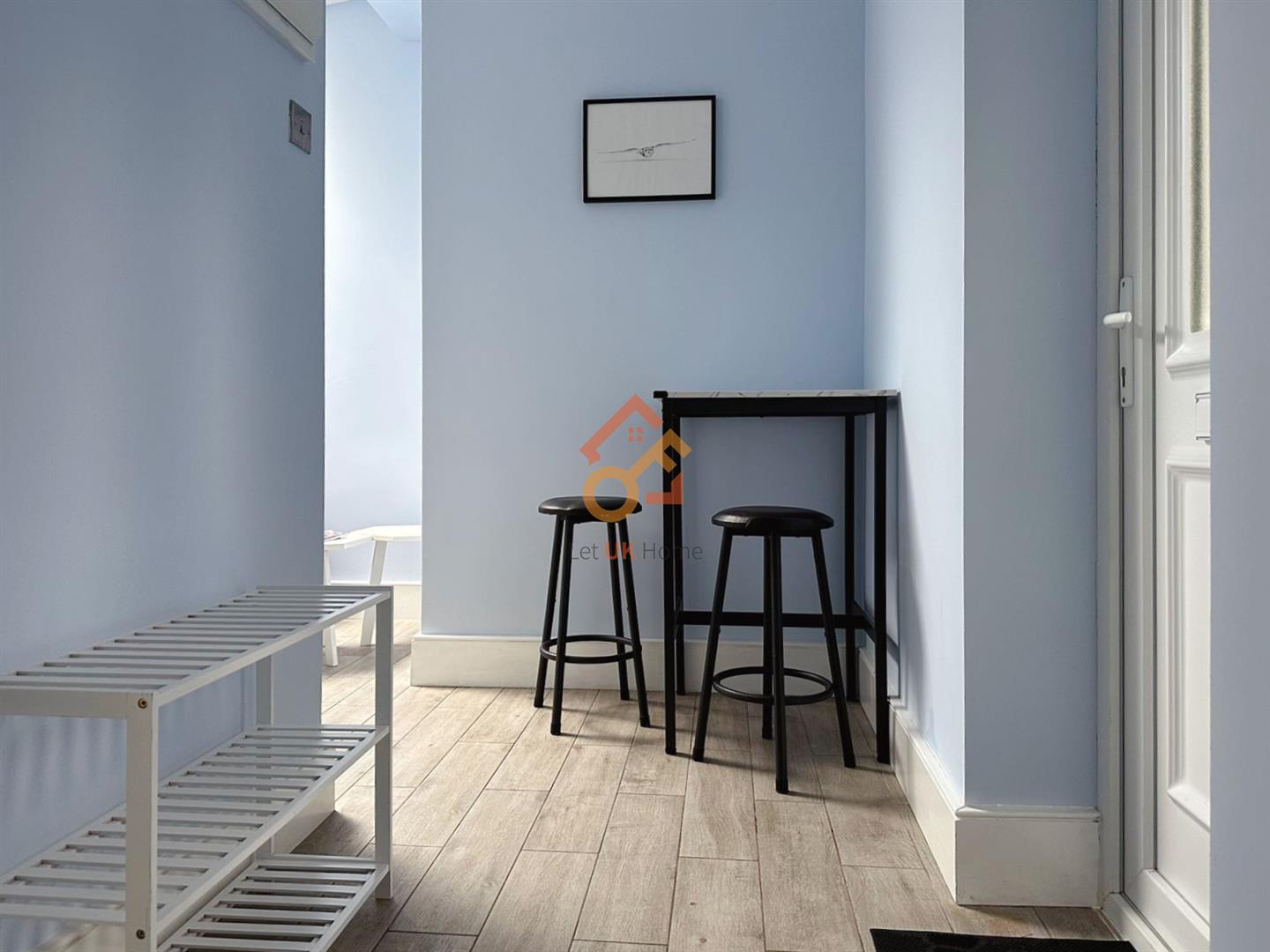 Flat Derwent Avenue in Greater London