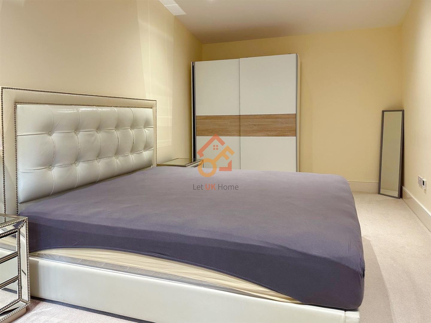 Flat Derwent Avenue in Greater London