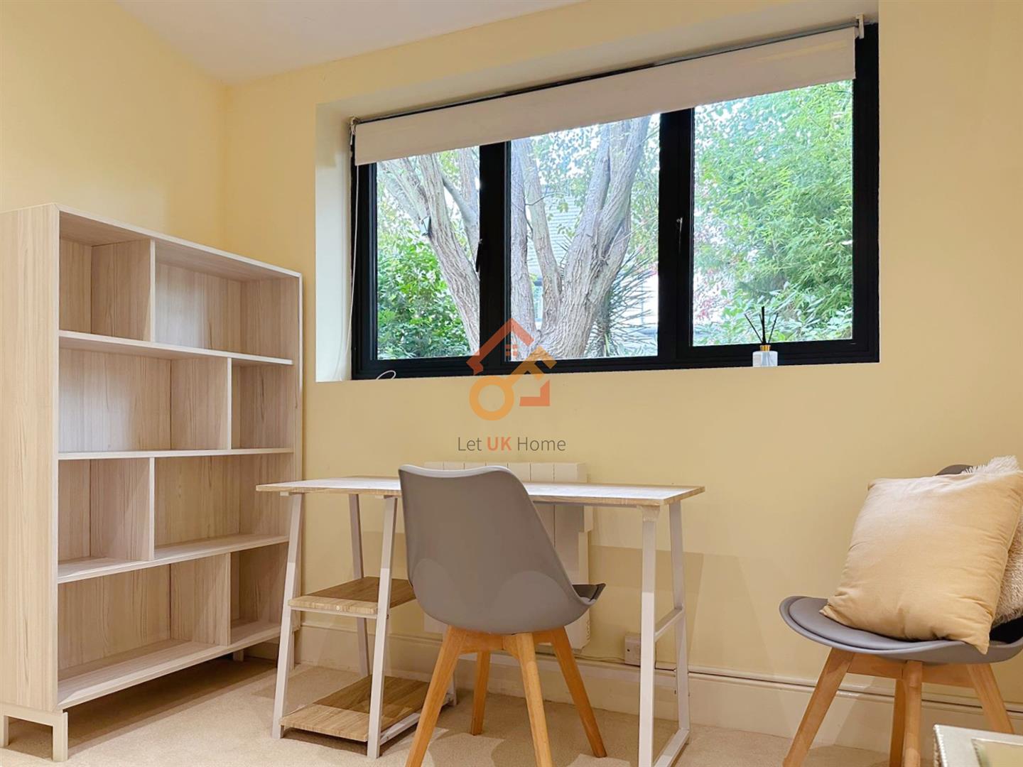 Flat Derwent Avenue in Greater London