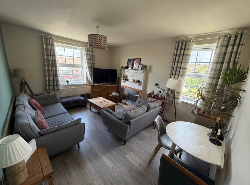 Room Neeld Crescent in Greater London