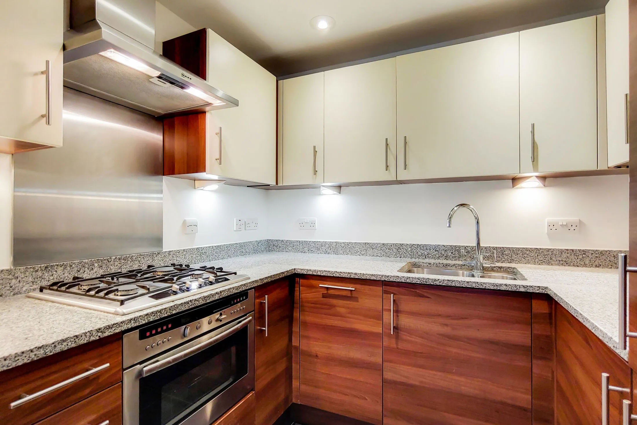 Flat Steward Street in Greater London