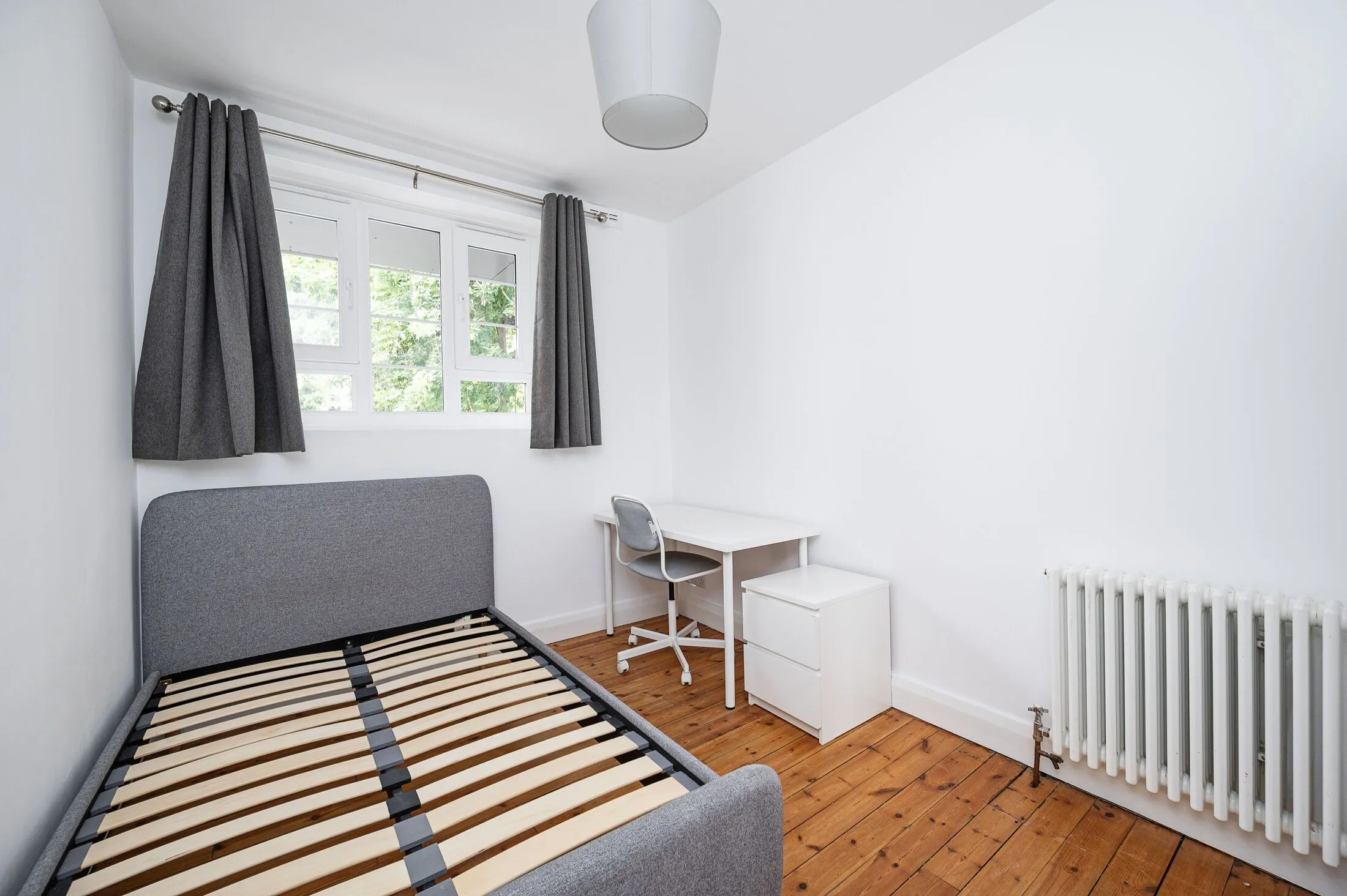 Flat Cavell Street in Greater London
