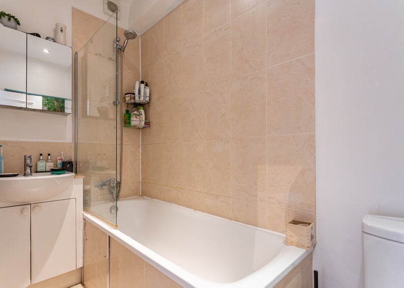 Room Boscombe Road in Greater London