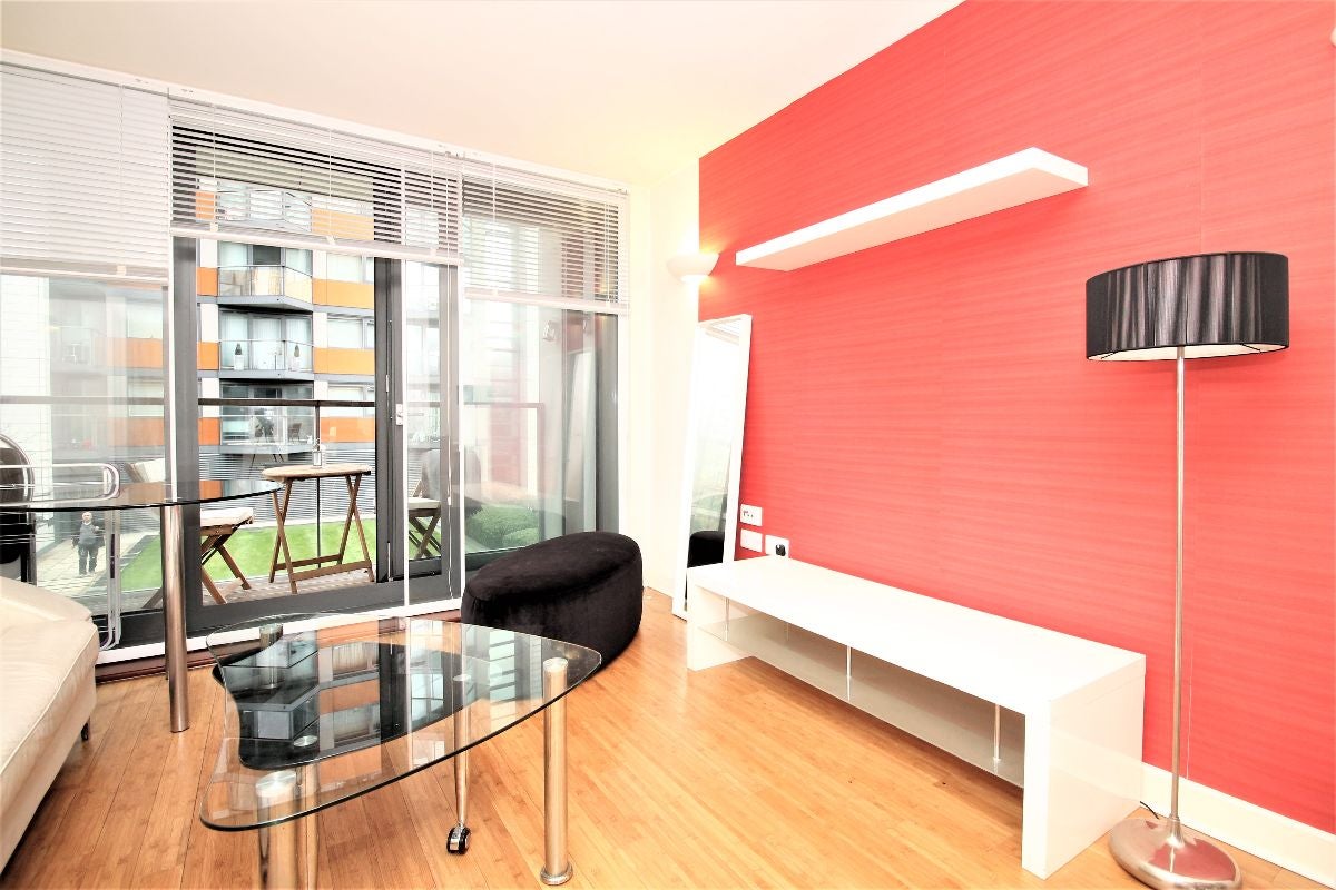 Flat Blackwall Way in Greater London