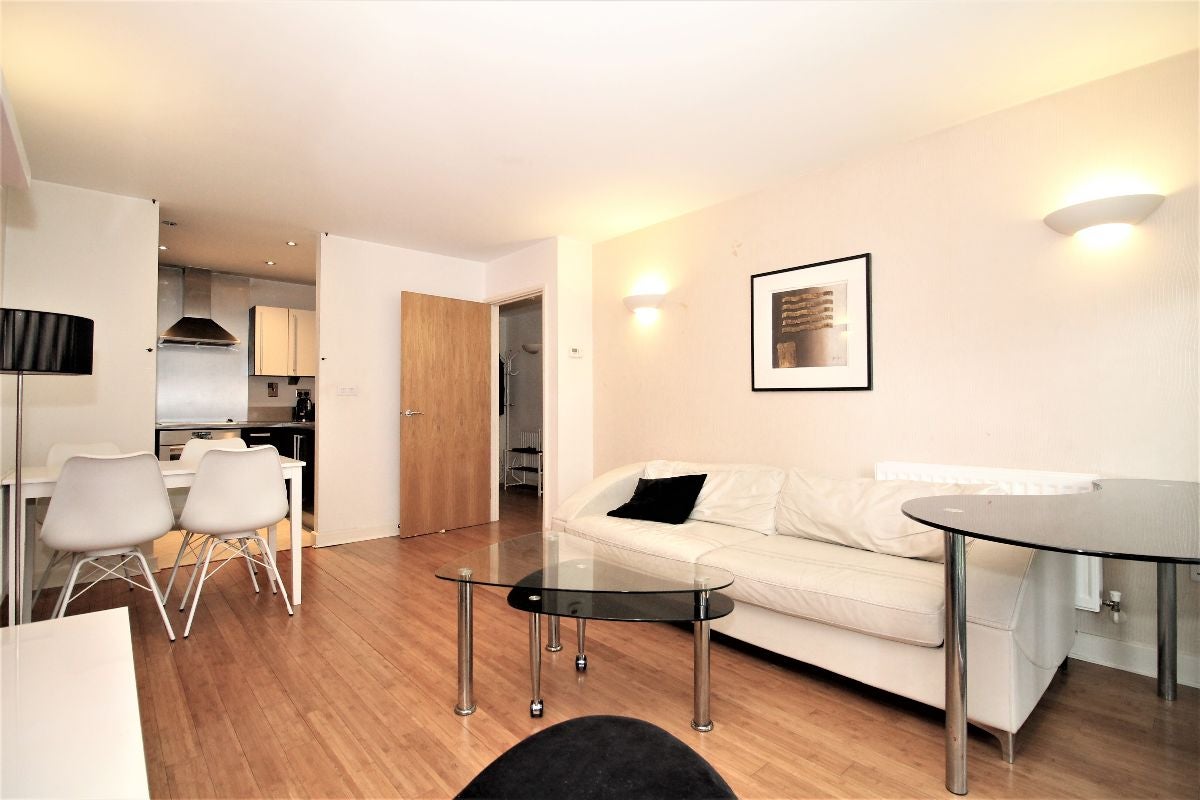 Flat Blackwall Way in Greater London