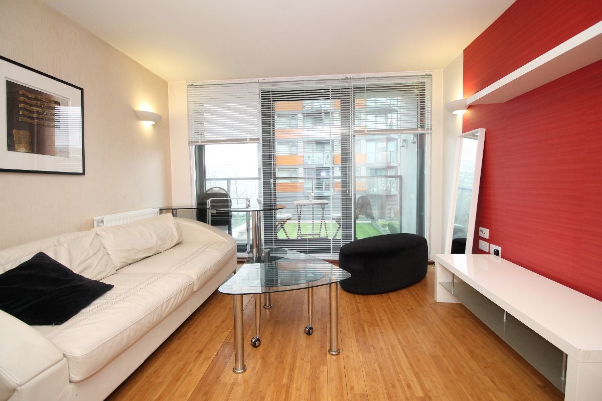 Flat Blackwall Way in Greater London
