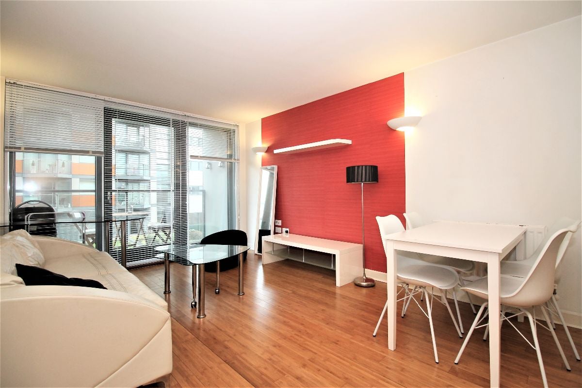 Flat Blackwall Way in Greater London