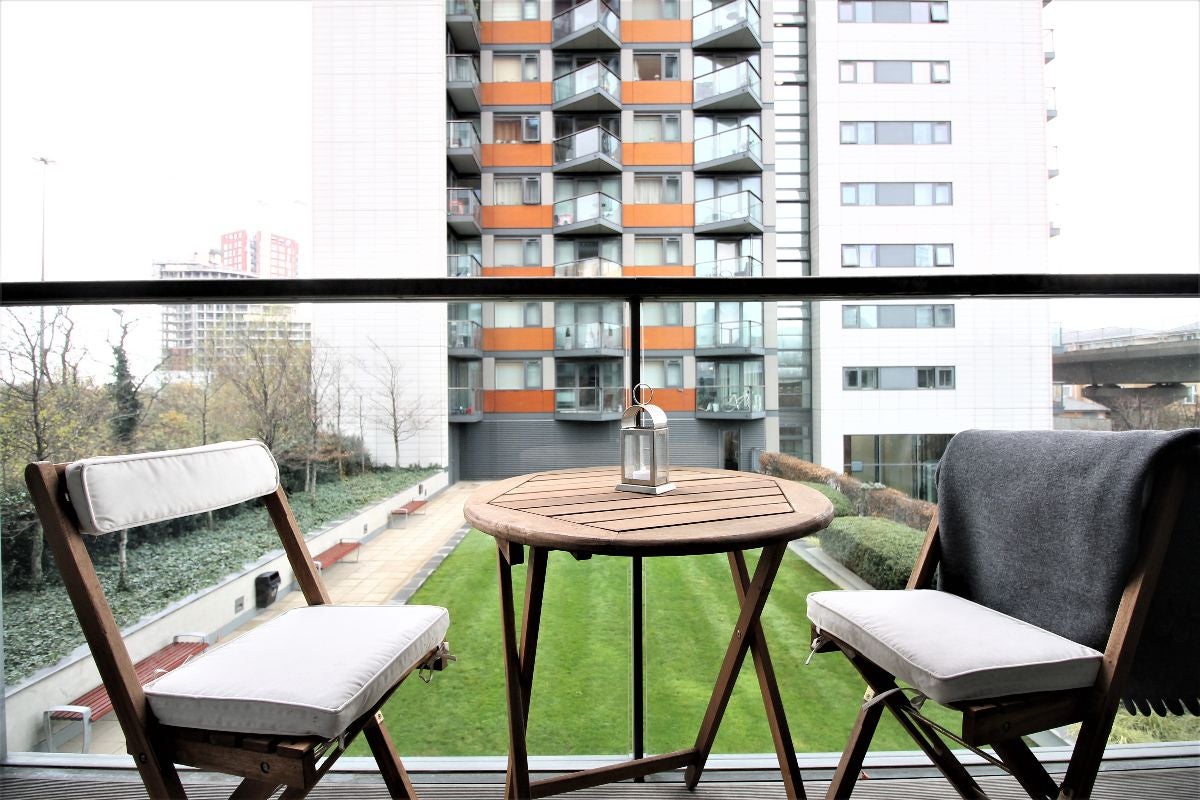 Flat Blackwall Way in Greater London