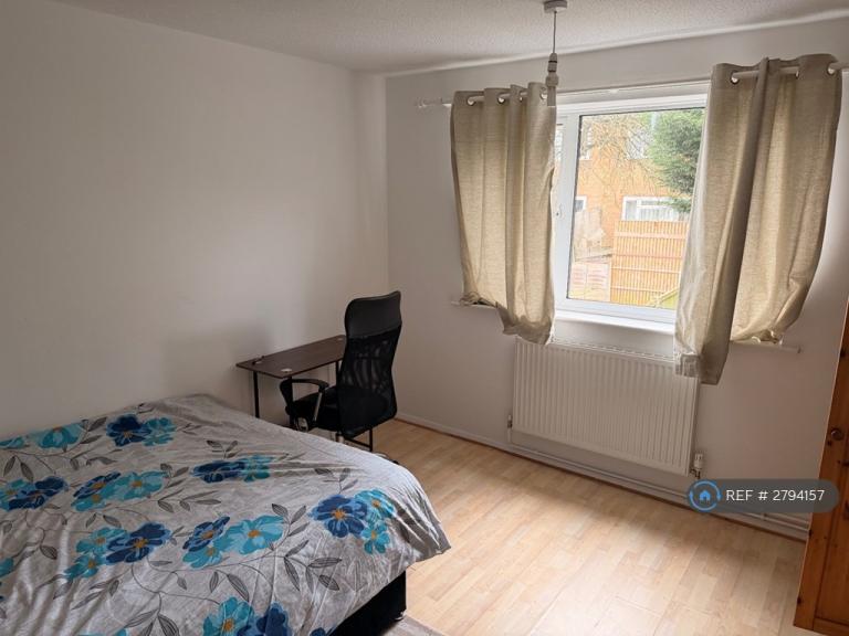 Room Findern Court in Mansfield Woodhouse