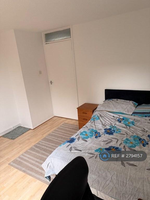 Room Findern Court in Mansfield Woodhouse