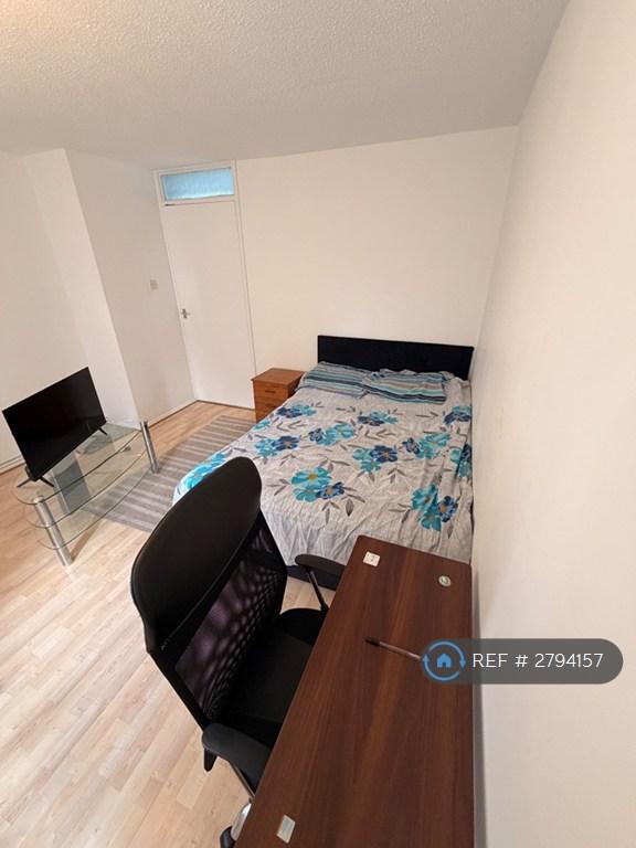 Room Findern Court in Mansfield Woodhouse