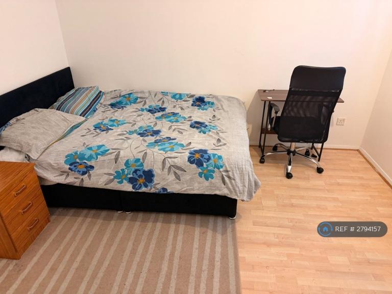 Room Findern Court in Mansfield Woodhouse
