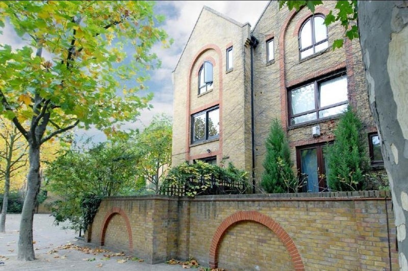 Room Roding Mews in Greater London