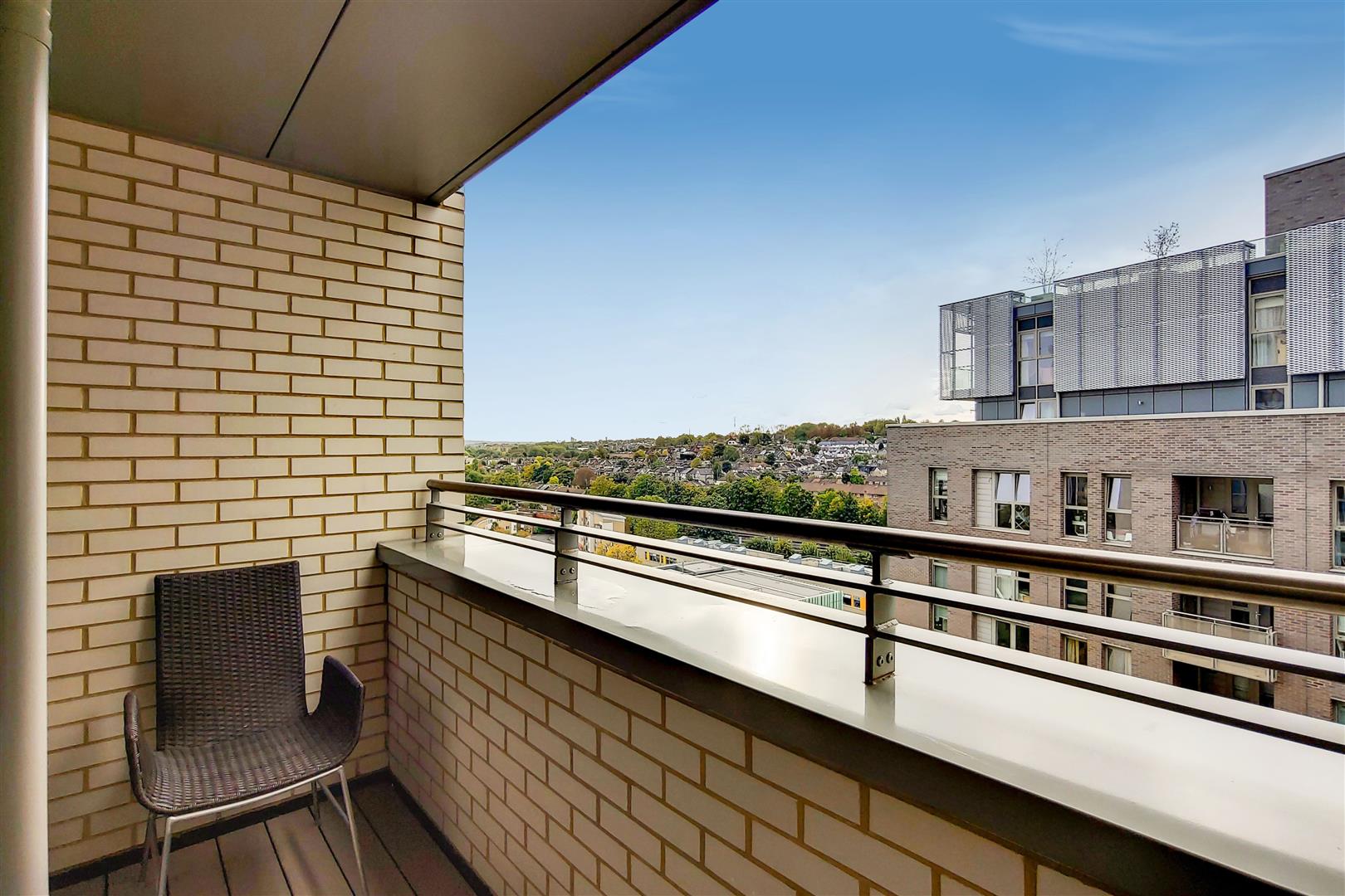 Flat Cornmill Lane in Greater London