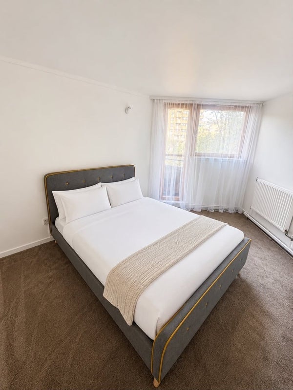 Flat Cheyne Pier in Greater London