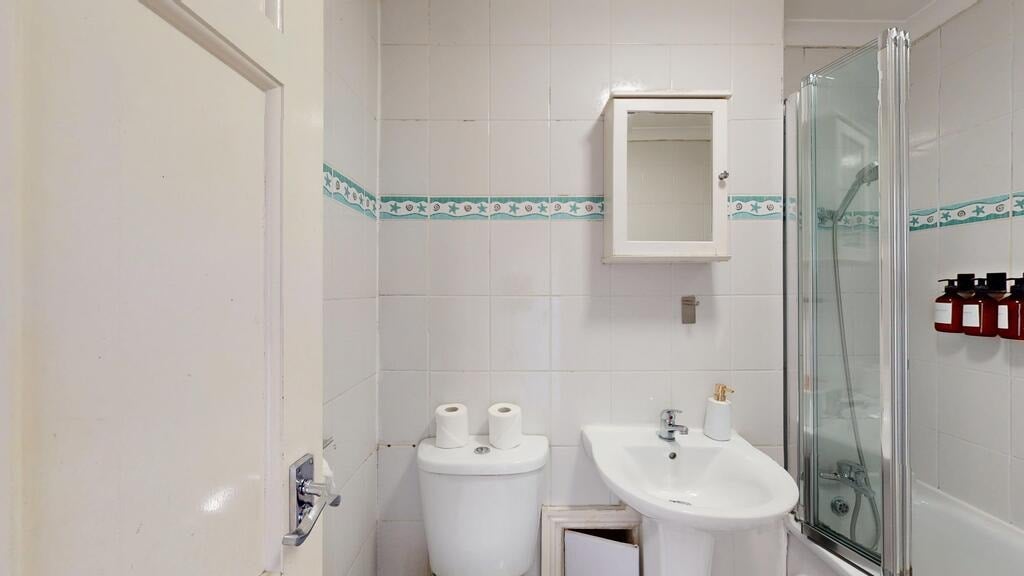 Flat Halliford Street in Greater London