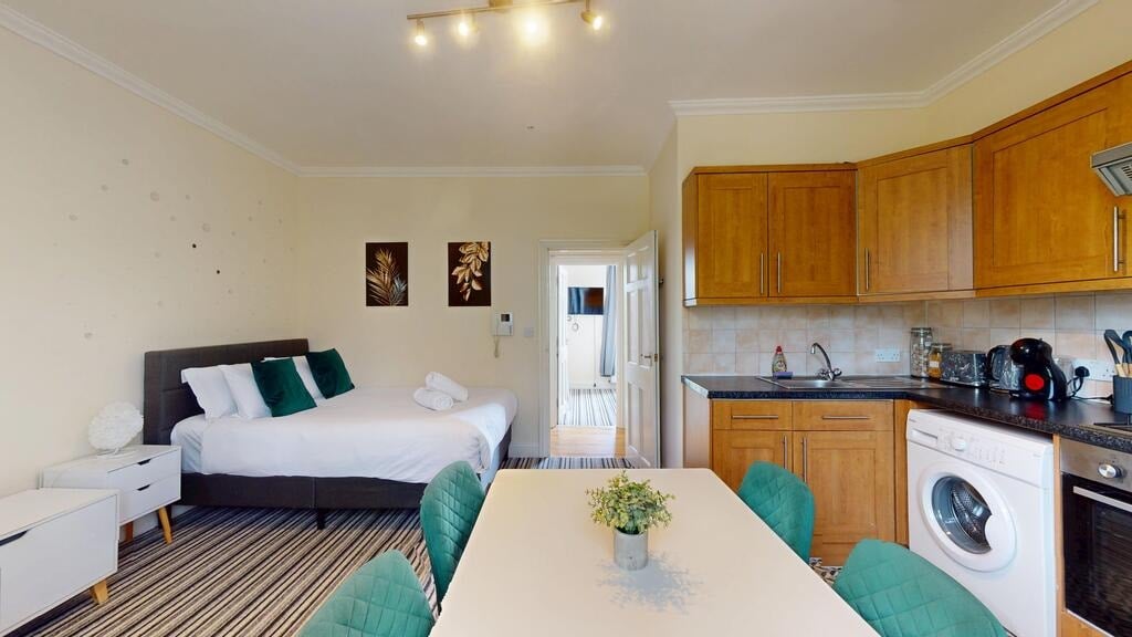 Flat Halliford Street in Greater London