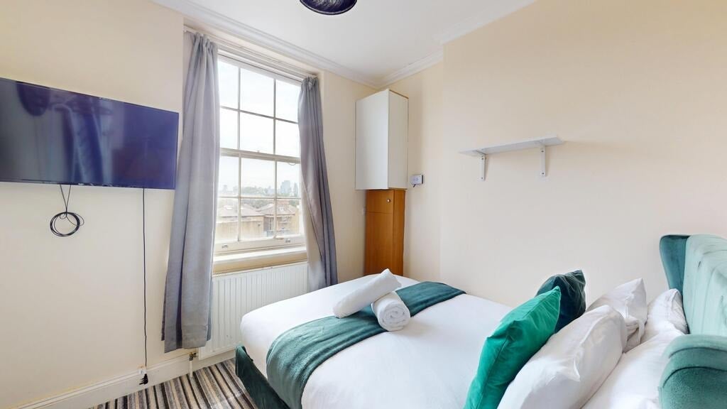Flat Halliford Street in Greater London
