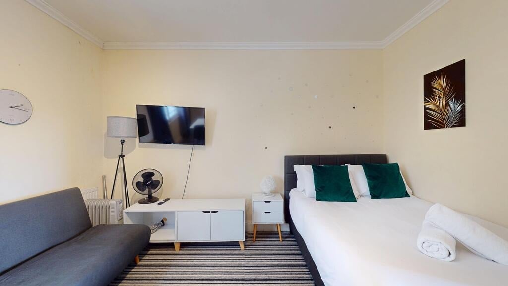 Flat Halliford Street in Greater London