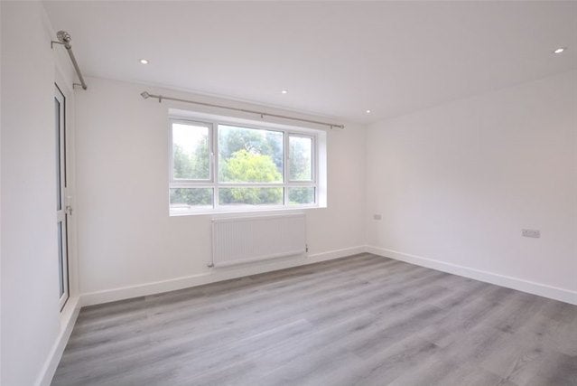 Flat Dove Park in Greater London