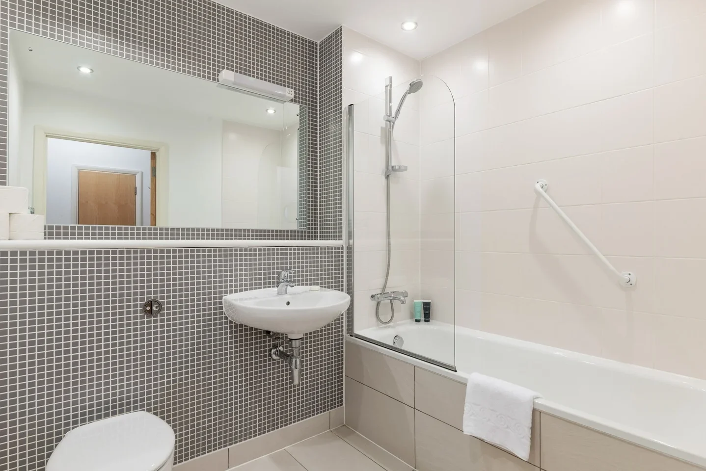 Flat Larden Road in Greater London