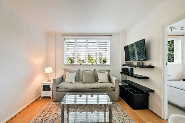 Flat Upper Richmond Road in Greater London