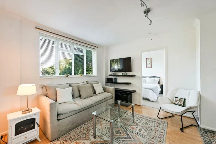 Flat Upper Richmond Road in Greater London