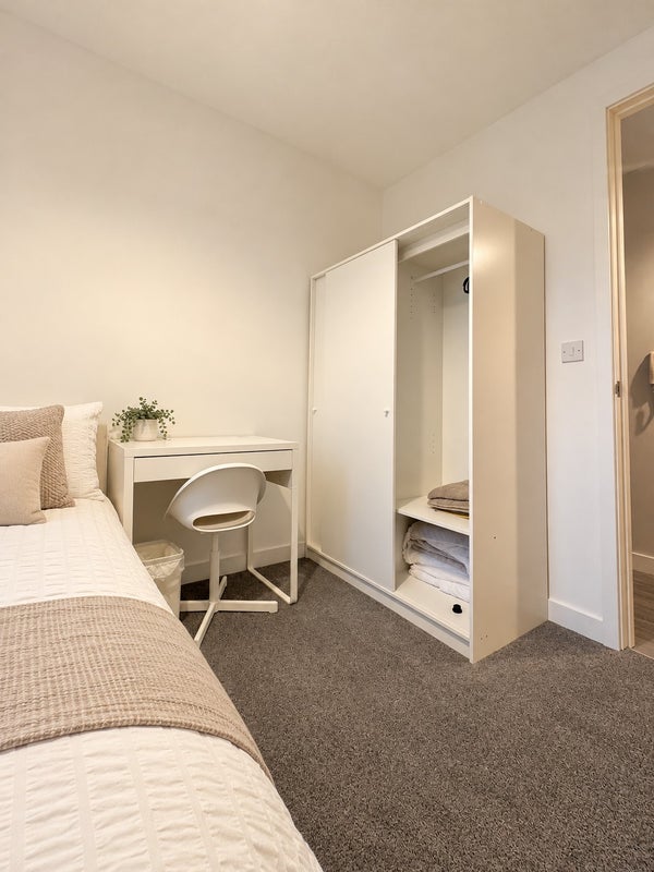 Room Drybrough Crescent in City of Edinburgh