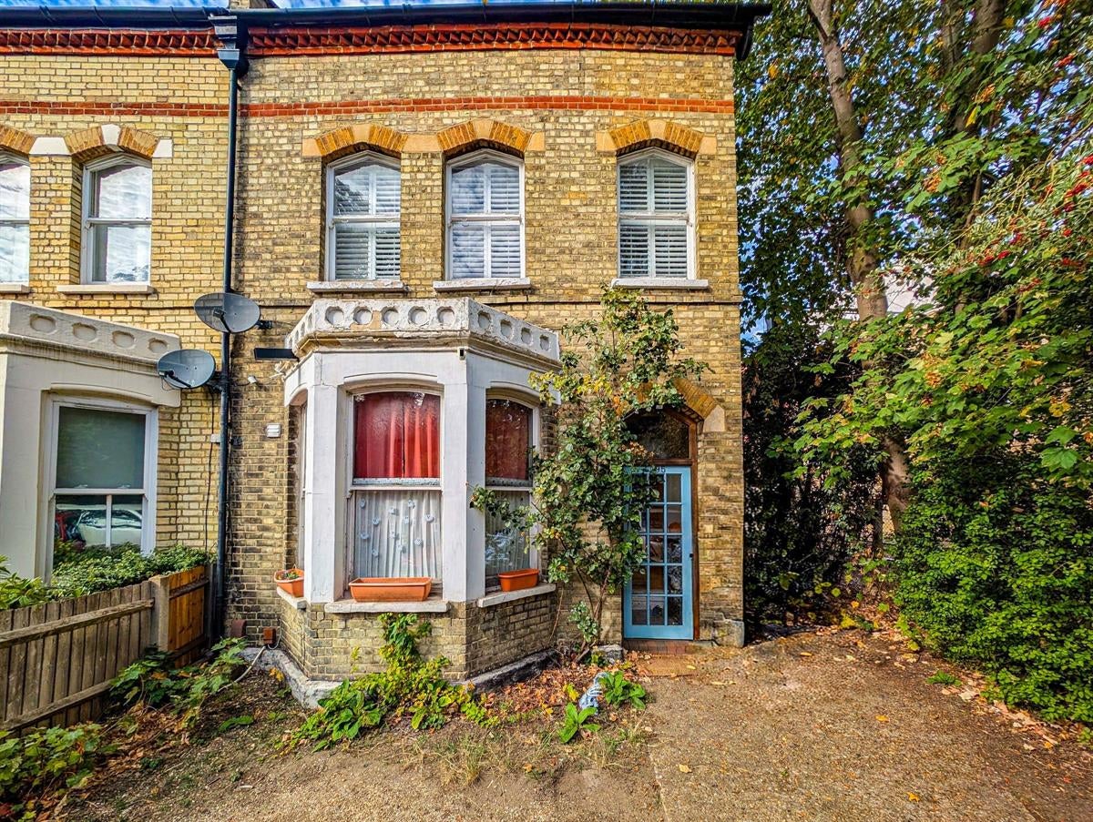 Flat Kingston Road in Greater London