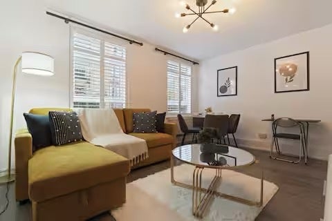 Flat Wyfold Road in Greater London