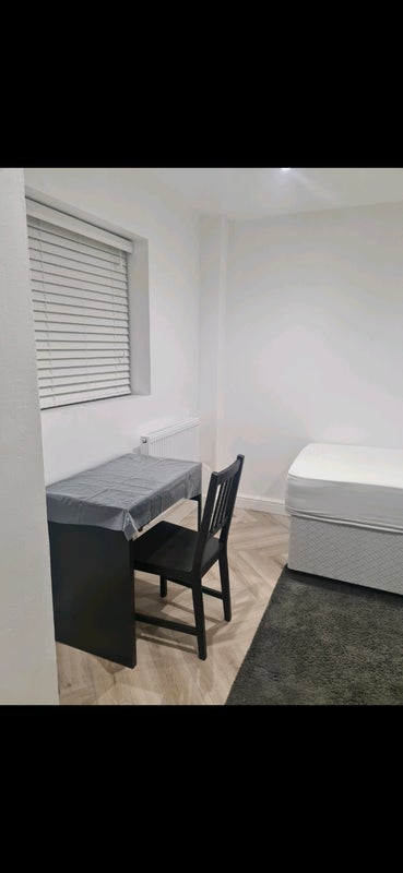 Room Elderberry Way in Greater London